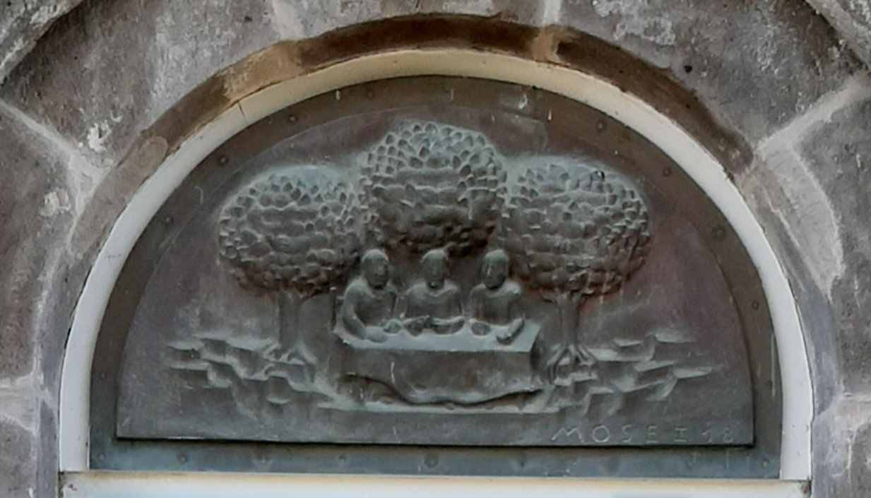 Foto des Hauptportals der Evangelischen Kirche Leuscheid